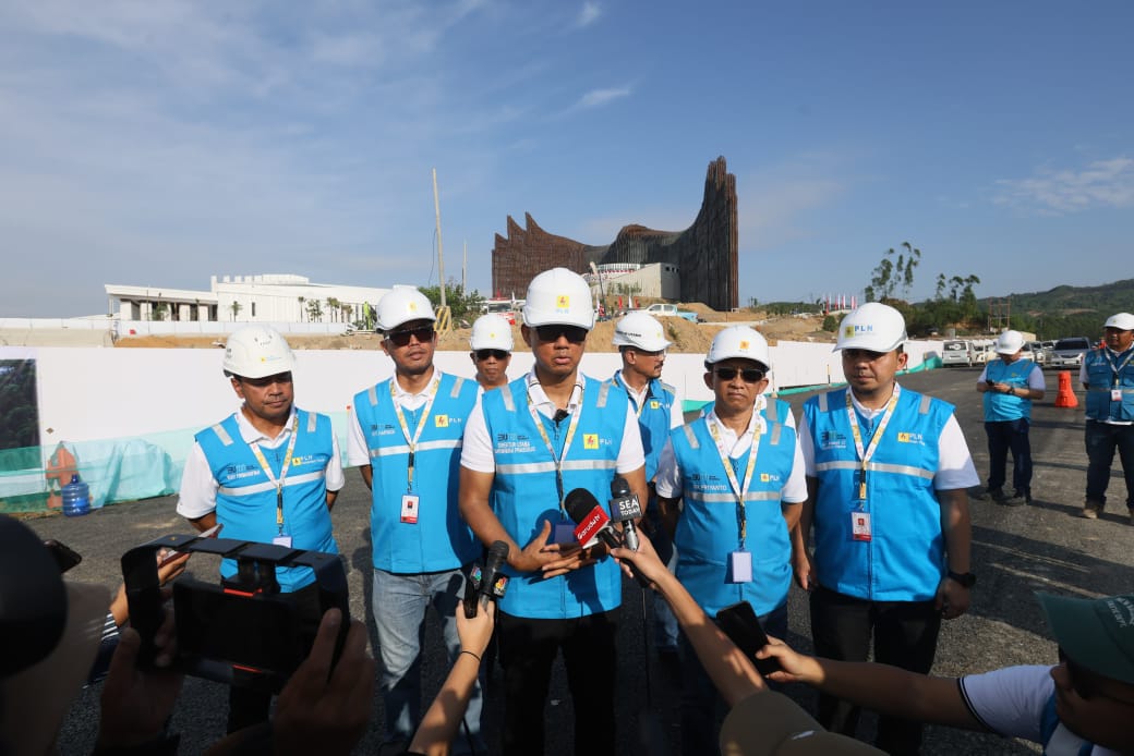 Direktur Utama PT PLN (Persero), Darmawan Prasodjo (tengah) didampingi oleh Direktur Distribusi PLN, Adi Priyanto (kedua dari kanan); Direktur Transmisi dan Perencanaan Sistem PLN, Evy Haryadi (kedua dari kiri); Direktur Utama PLN Icon Plus, Ari Rahmat Indra Cahyadi (kanan); Direktur PLN Nusantara Power, Ruly Firmansyah (kiri); Direktur Utama PLN Nusa Daya, Feby Joko Priharto (ketiga dari kanan) dan General Manager PLN UID Kaltimra, Agung Murdifi (ketiga dari kiri) menyampaikan bahwa sistem kelistrikan di IKN dilengkapi dengan skema pengamanan berlapis dan ditopang oleh pembangkit yang ramah lingkungan. FOTO; ISTIMEWA. 