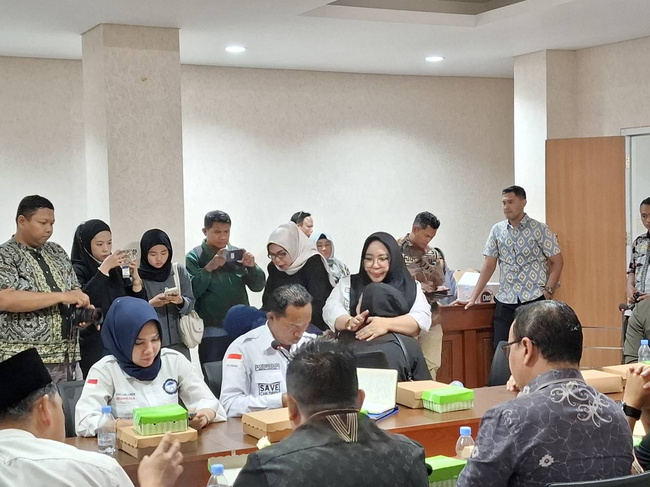 Sesaat sebelum keributan terjadi dalam rapat di DPRD Samarinda. Tampak salah seorang perwakilan pekerja yang menangis sedang ditenangkan oleh Rina Zainun dari Tim Reaksi Cepat Perlindungan Perempuan dan Anak (TRC PPA) Kaltim. FOTO: LA HAMSAH-KALTIMKECE.ID