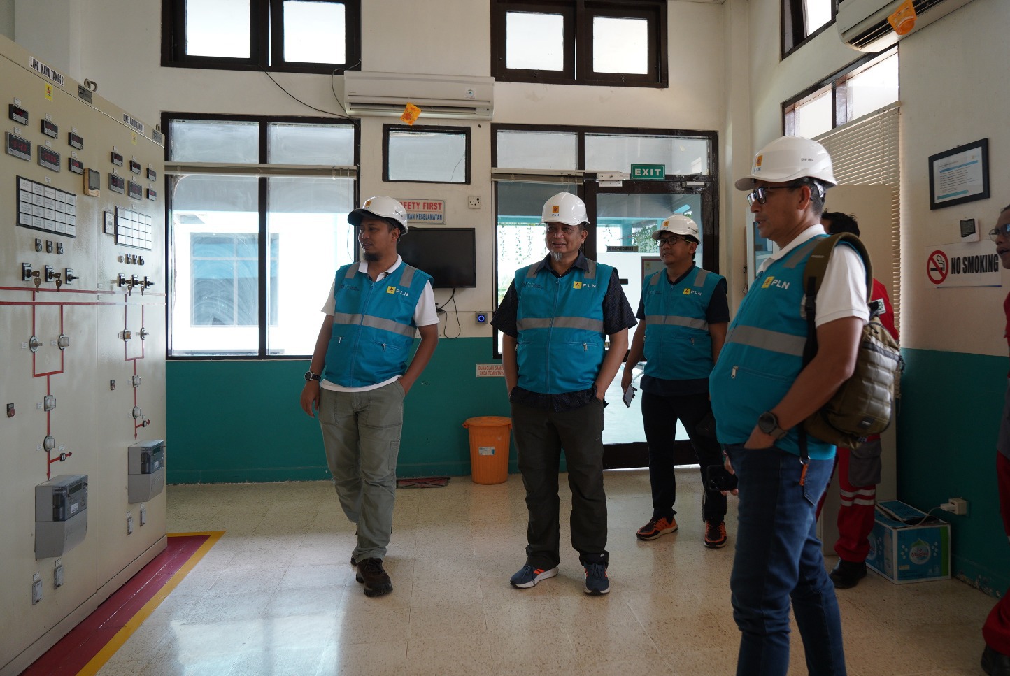 Executive Vice President (EVP) Transmisi Kalimantan, Sulawesi, Maluku, Papua, dan Nusa Tenggara PT PLN (Persero), Erwin Anshori (kanan) bersama manajemen PLN UIP3B Kalimantan dan tim pemeliharaan ULTG Banjarmasin melakukan pengecekan di panel pemutus tenaga GI Seberang Barito. FOTO; ISTIMEWA. 