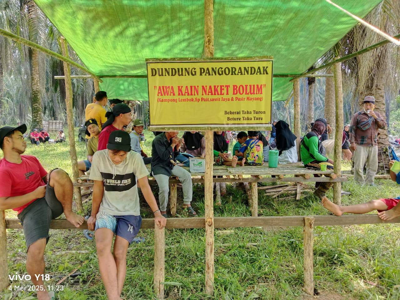 Perlawanan dari warga untuk mempertahankan lahan seluas 2.076 hektare di empat desa di Long Ikis, Kabupaten Paser, pada akhir April 2025. FOTO: ISTIMEWA Perlawanan dari warga untuk mempertahankan lahan seluas 2.076 hektare di empat desa di Long Ikis, Kabupaten Paser, pada akhir April 2025. FOTO: ISTIMEWA