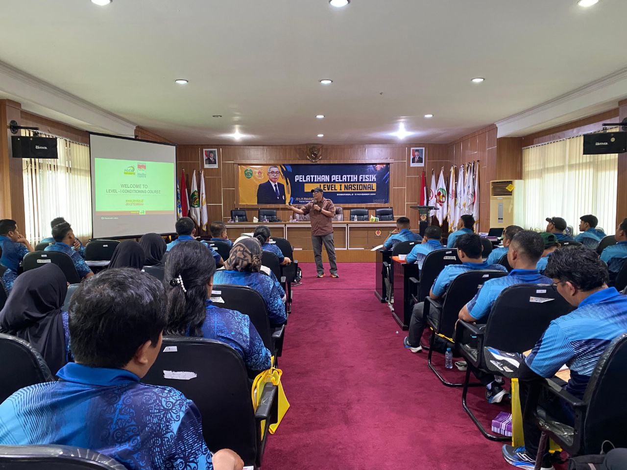 Profesor Ria Lumintuarso saat memberikan materi pada para pelatih di bawah KONI Kaltim. FOTO: GIARTI IBNU LESTARI-KALTIMKECE.ID.