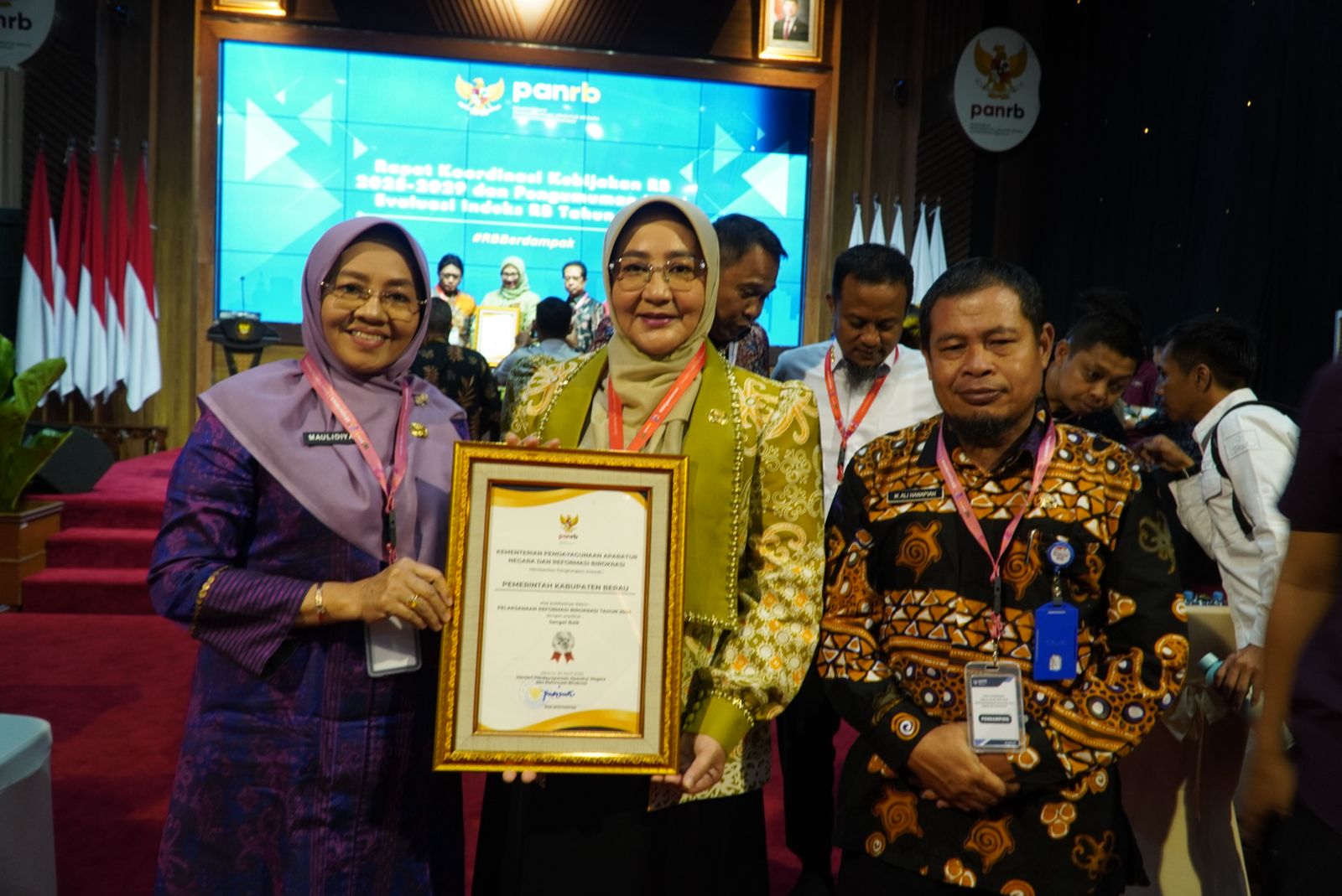 Mendampingi Bupati Berau, Sri Juniarsih Mas saat menerima penghargaan, yakni Asisten III Bidang Administrasi Umum, Maulidiyah (kiri) dan Kepala Bagian Organisasi Setkab Berau, Ali Hanafiah (kanan).(*adv/rn/prokopim)FOTO; PROKOPIM BERAU FOR KALTIMKECE.ID