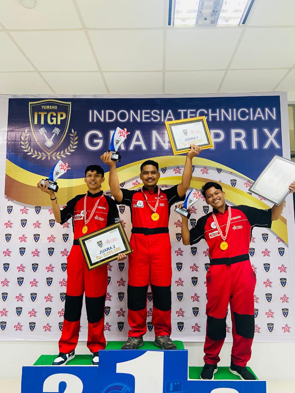 Dalam seleksi di diler Sentral Yamaha, Balikpapan, terpilih sebagai juara pertama adalah Zunaidin dari Sentral Yamaha Balikpapan. Sementara itu, juara kedua diraih oleh Erfan dari Istana Motor Samarinda, dan juara ketiga adalah Daffa dari Rapak Motor Balikpapan. FOTO; ISTIMEWA. 