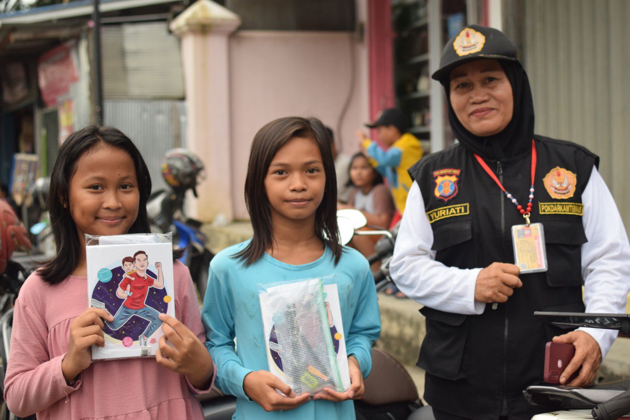 Nanda Putri (paling kiri), siswa kelas tiga SD yang mendapatkan pembagian buku tulis dari Wakil Presiden Gibran Rakabuming. FOTO: M AL FATIH-KALTIMKECE.ID