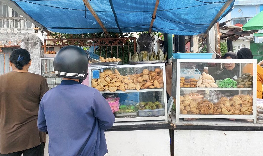 Lapak takjil milik Yuni di Jalan Mayjen Sutoyo, Balikpapan Tengah. FOTO: SEPTIANUS HENDRA-KALTIMKECE.ID