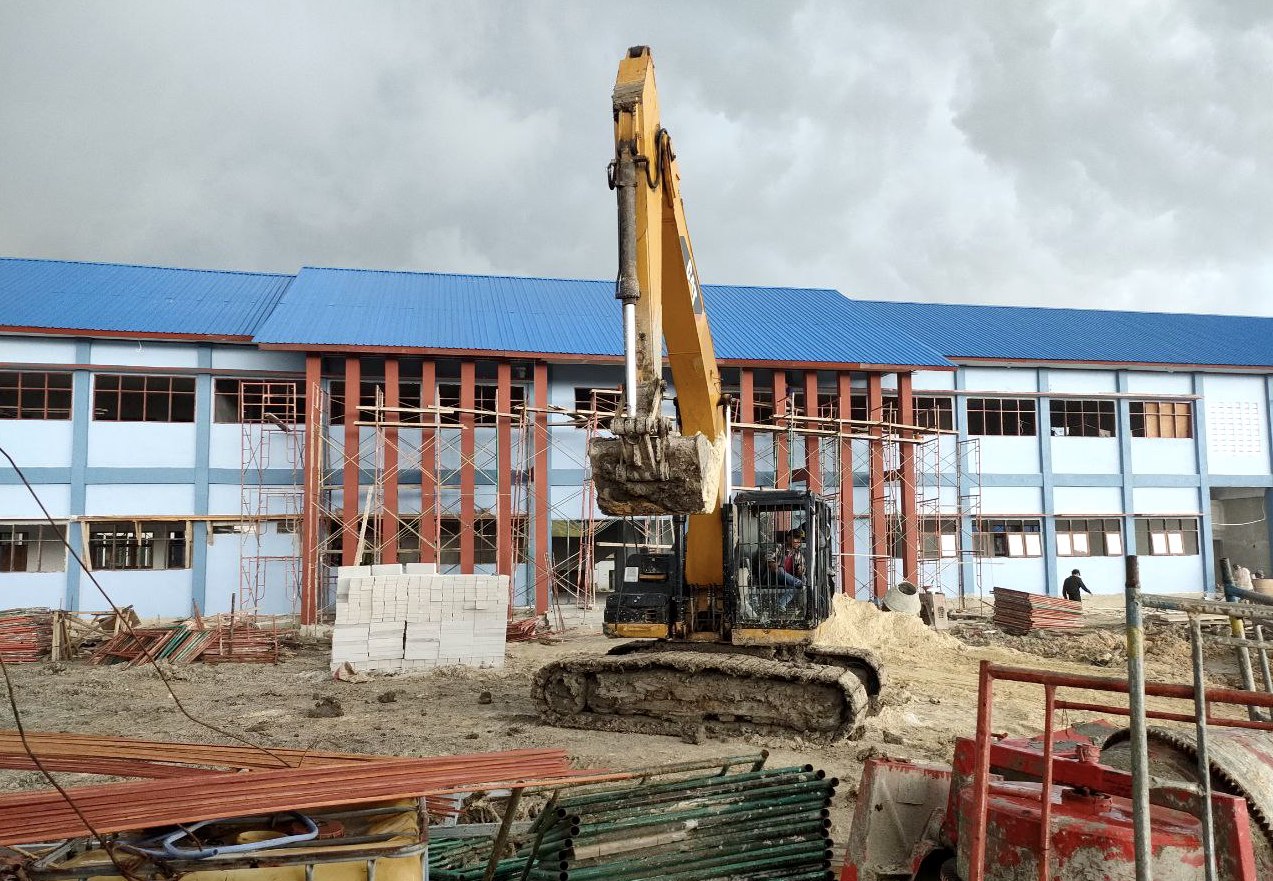 Proyek pembangunan Unit Sekolah Baru (USB) di Perumahan Balikpapan Regency, Balikpapan Selatan. Foto diambil pada hari terakhir perpanjangan waktu kerja, Rabu, 31 Januari 2024. FOTO: SEPTIANUS HENDRA-KALTIMKECE.ID