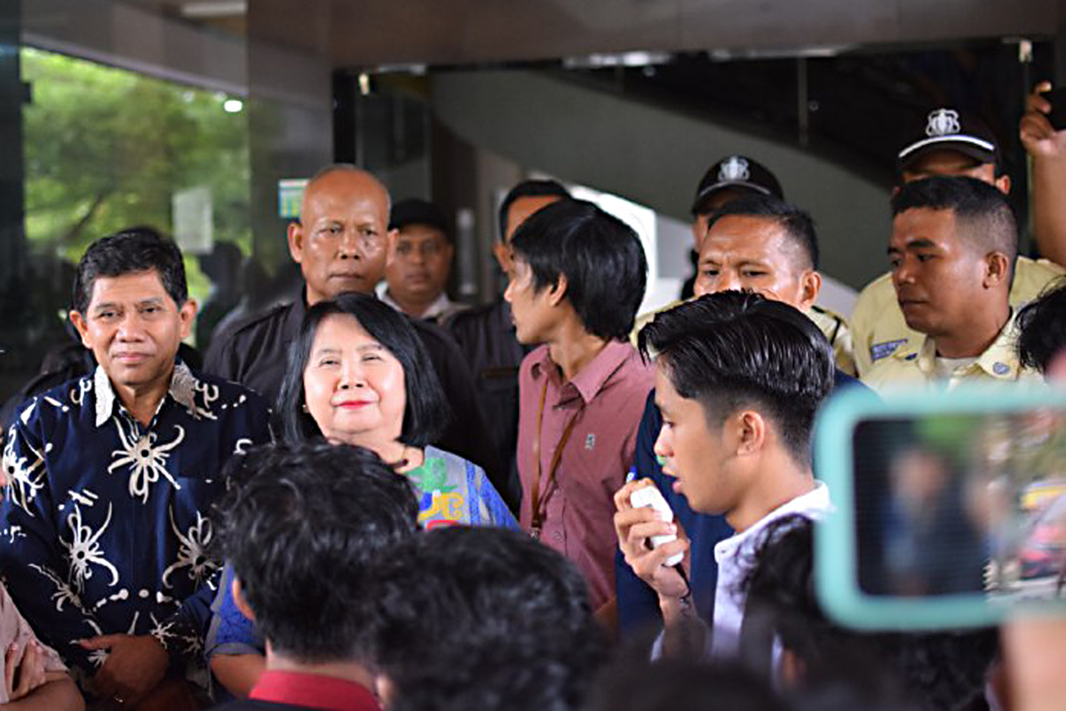 Wakil Rektor Bidang Sumber Daya Manusia, Umum, dan Keuangan, Sukartiningsih menemui massa dari 