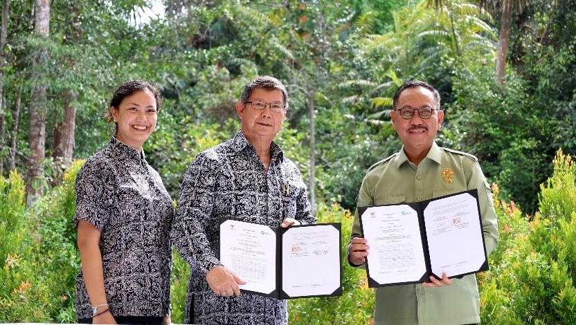 Penandatanganan nota kesepahaman pembangunan pusat suaka orangutan orangutan antara Yayasan Arsari yang diwakili Hashim Djojohadikusumo (tengah) dengan Bambang Susantono selaku kepala Otorita IKN pada 20 September 2023. FOTO: OTORITA IKN 