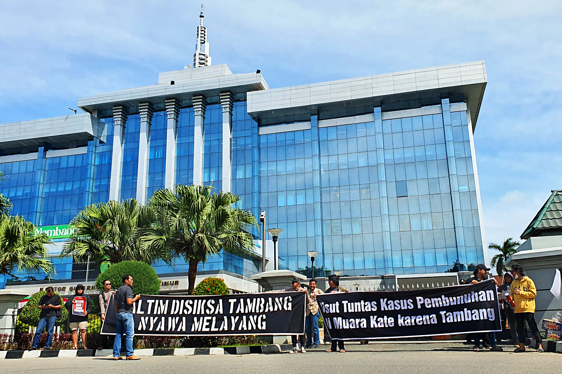 Aksi Koalisi Masyarakat Sipil di depan kantor Gubernur Kaltim, meminta langkah tegas pengusutan kasus pembunuhan di Muara Kate. FOTO: ISTIMEWA