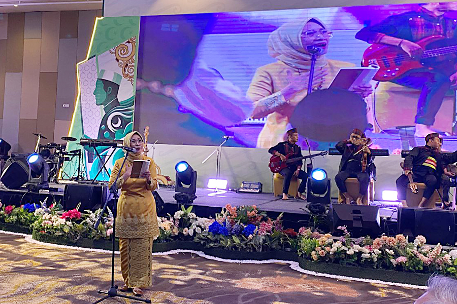 Ketua Komisi X DPR RI, Hetifah Sjaifudian, saat membacakan puisi karya Karni Osing yang berjudul "KBK: Kurikulum Berbasis Kebingungan". FOTO: GIARTI IBNU LESTARI - KALTIMKECE.ID