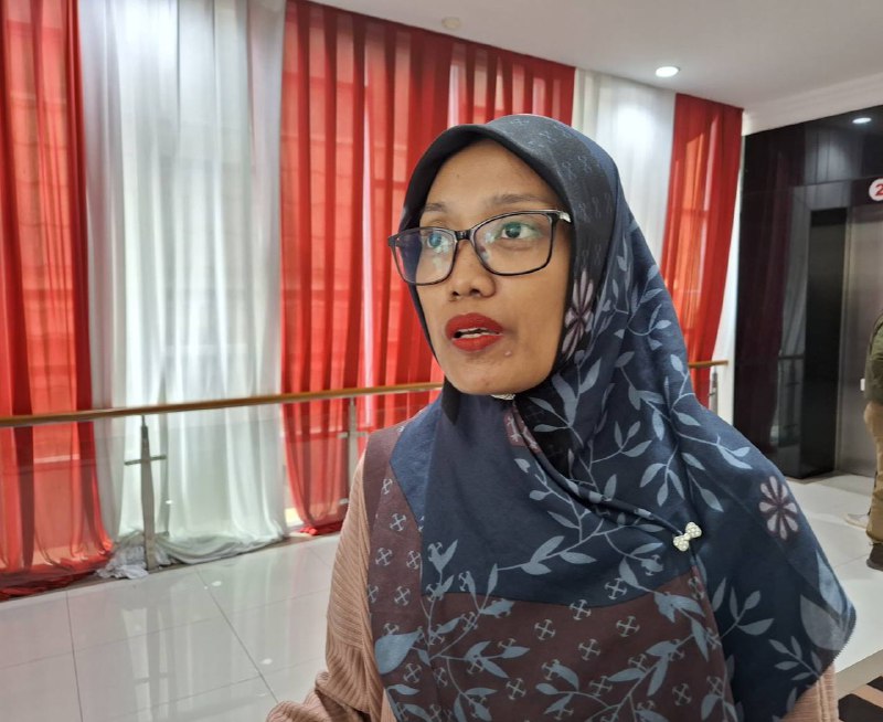 Reni Lestari, orang tua asuh balita saat diwawancarai di rapat dengar pendapat. FOTO: LA HAMSAH-KALTIMKECE.ID