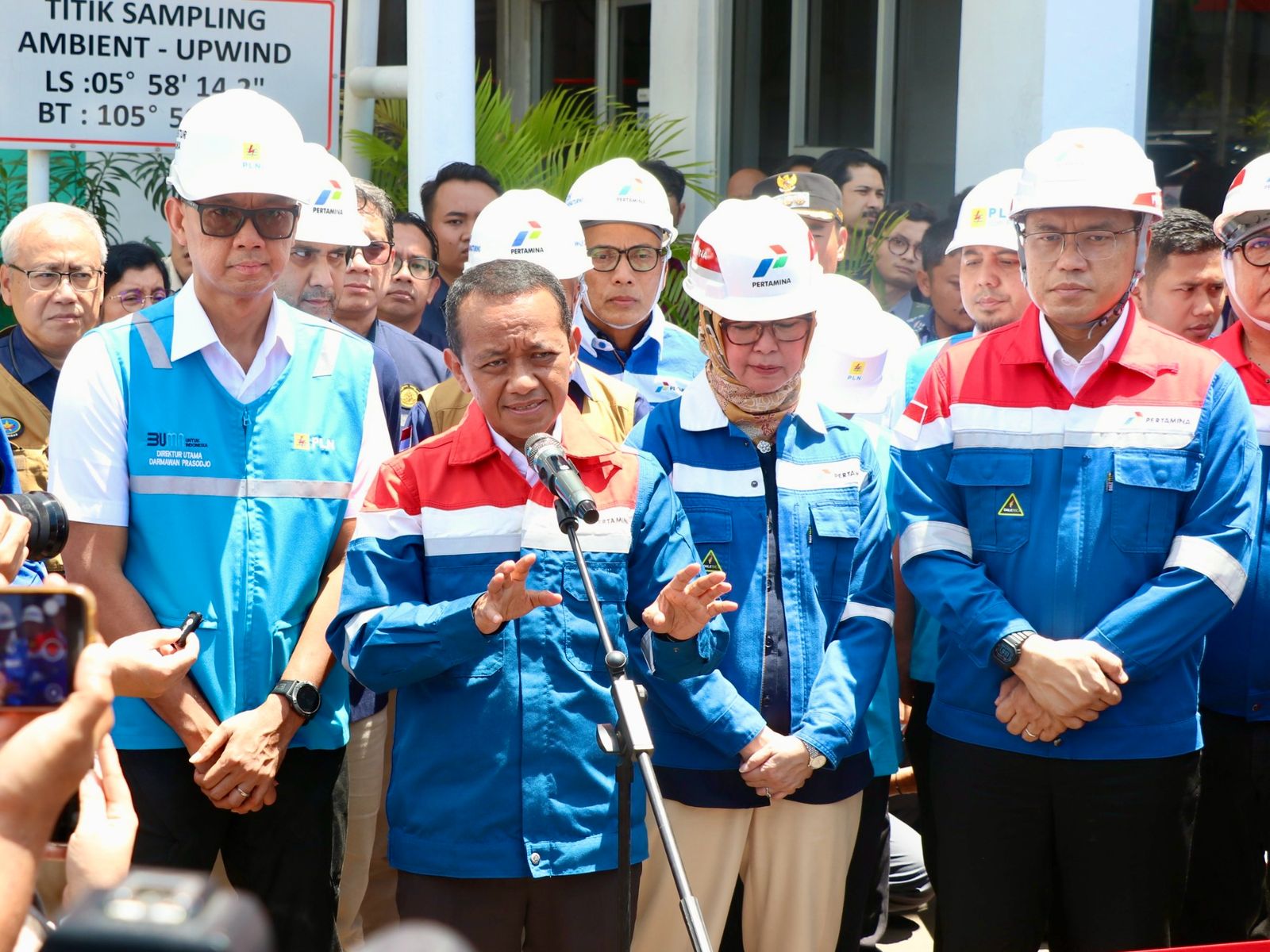 Menteri ESDM, Bahlil Lahadalia (kedua dari kiri) didampingi Kepala BPH Migas, Erika Retnowati (kedua dari kanan); Direktur Utama PT PLN (Persero), Darmawan Prasodjo (kiri); dan Direktur Utama Pertamina, Simon Aloysius Mantiri (kanan); saat sesi doorstop, pada Kamis, 13 Maret 2025 mengatakan, menjelang Idulfitri 1446 Hijriah kondisi kelistrikan dan BBM dalam keadaan aman. FOTO; ISTIMEWA. 