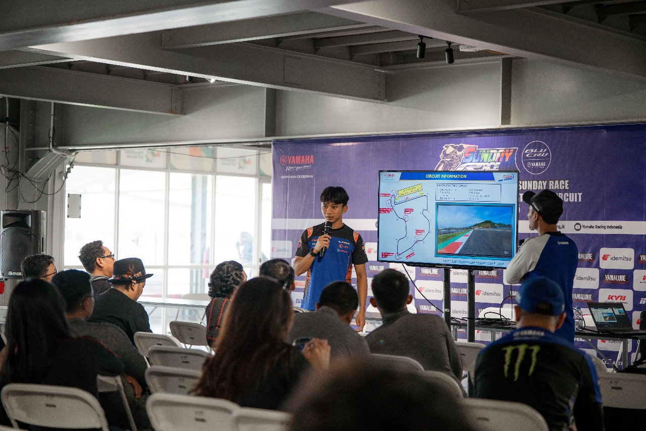 Sebelum test ride di trek, tim Yamaha Riding Academy (YRA) membekali puluhan media dengan pengetahuan mengenai karakter Sirkuit Mandalika, serta fitur-fitur unggulan dan pengoperasiannya. FOTO; ISTIMEWA. 