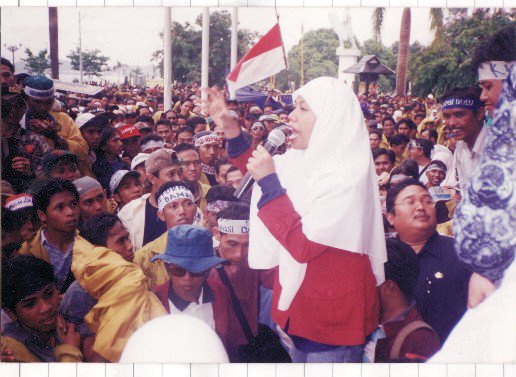 Mahasiswa, dosen, hingga pejabat rekroat turun dalam unjuk rasa pada 20 Mei 1998 di Samarinda. FOTO: AKHMAD ZAILANI-LINGKAR AKTIVIS MAHASISWA KALTIM 1998  