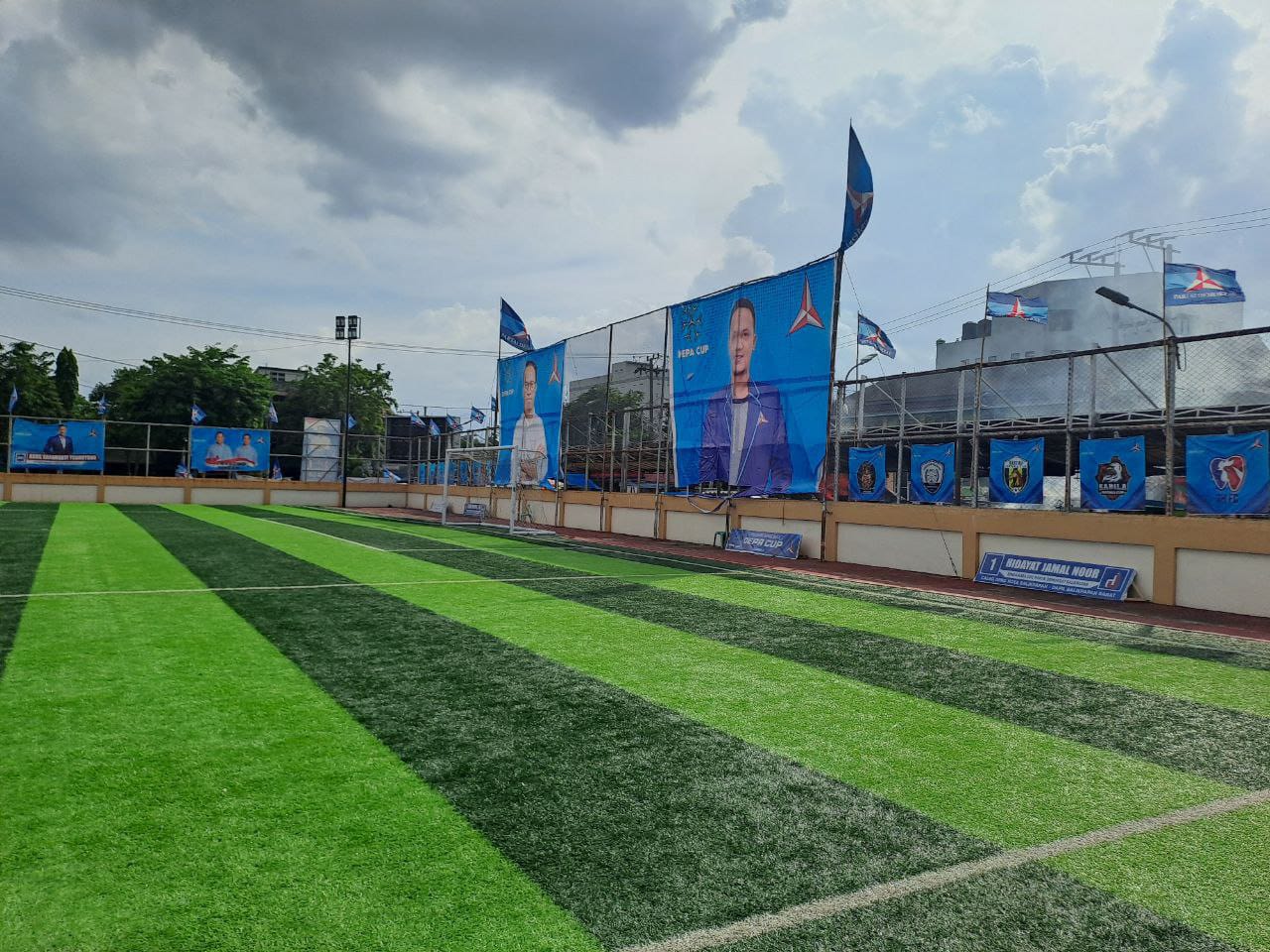Bawaslu Balikpapan disebut menemui banyak kendala, salah satunya ada banyak APK yang dipasang di tempat tak sesuai aturan. FOTO: SURYA ADITYA-KALTIMKECE.ID. 