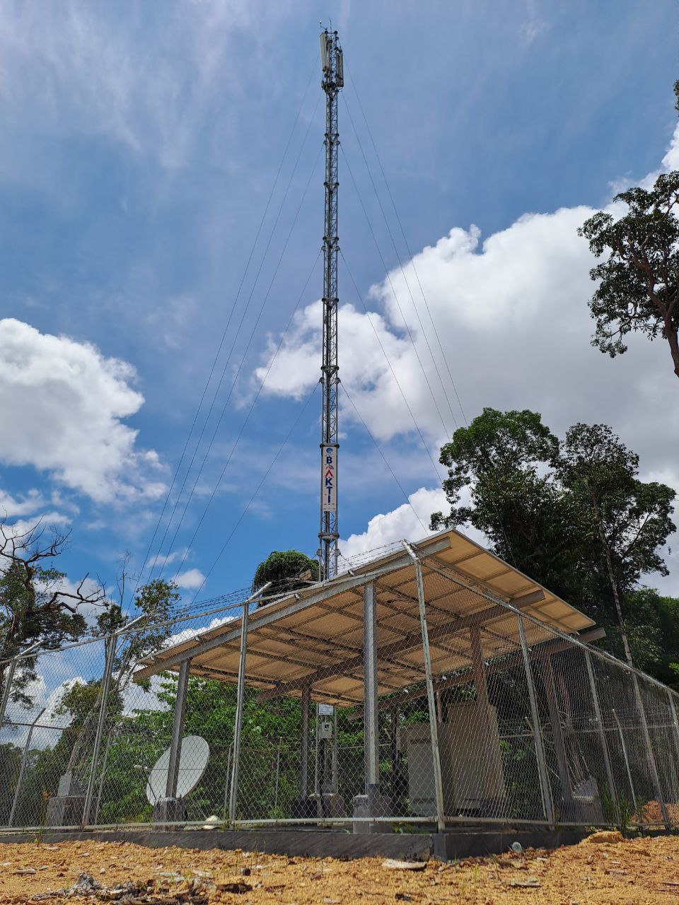 BTS 4G yang dibangun BAKTI Kominfo ini berlokasi di dekat kantor baru bupati Mahakam Ulu di Kampung Ujoh Bilang. Tower ini akan menghadirkan internet berkecepatan tinggi. FOTO: SURYA ADITYA-KALTIMKECE.ID. 