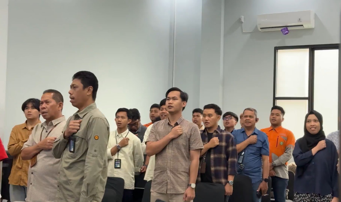 Para pegawai PLN UPT Palangkaraya mengikuti dengan khidmat pembukaan kegiatan Hari Buruh 2025 yang diisi dengan semangat kolaborasi dan penghargaan terhadap insan ketenagalistrikan. FOTO; ISTIMEWA. 