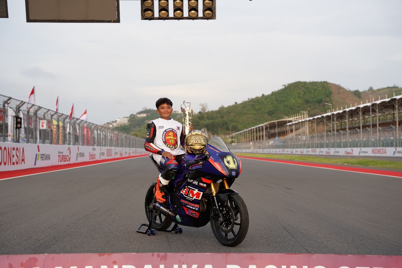 Danadyaksa Wida Pangestu menjadi juara Junior Sport 150cc U-15. FOTO; ISTIMEWA. 