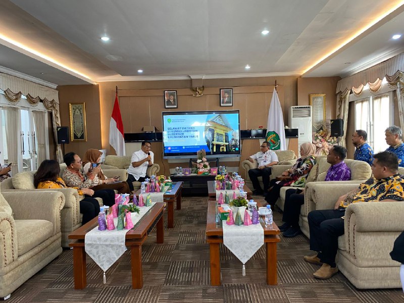 Pj Gubernur Kaltim, Akmal Malik (pegang) mic saat ditemui pada Jumat siang, 29 November 2024 di Rumah Jabatan Gubernur Kaltim. FOTO: GIARTI IBNU LESTARI-KALTIMKECE.ID.