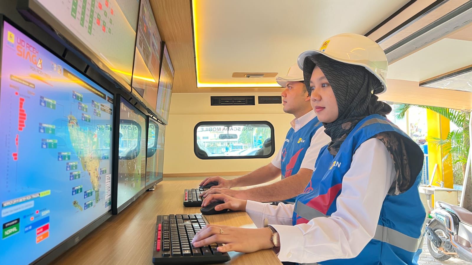 Ilustrasi petugas PLN sedang bersiaga memantau kondisi sistem kelistrikan menggunakan mini scada mobile. FOTO; ISTIMEWA. 