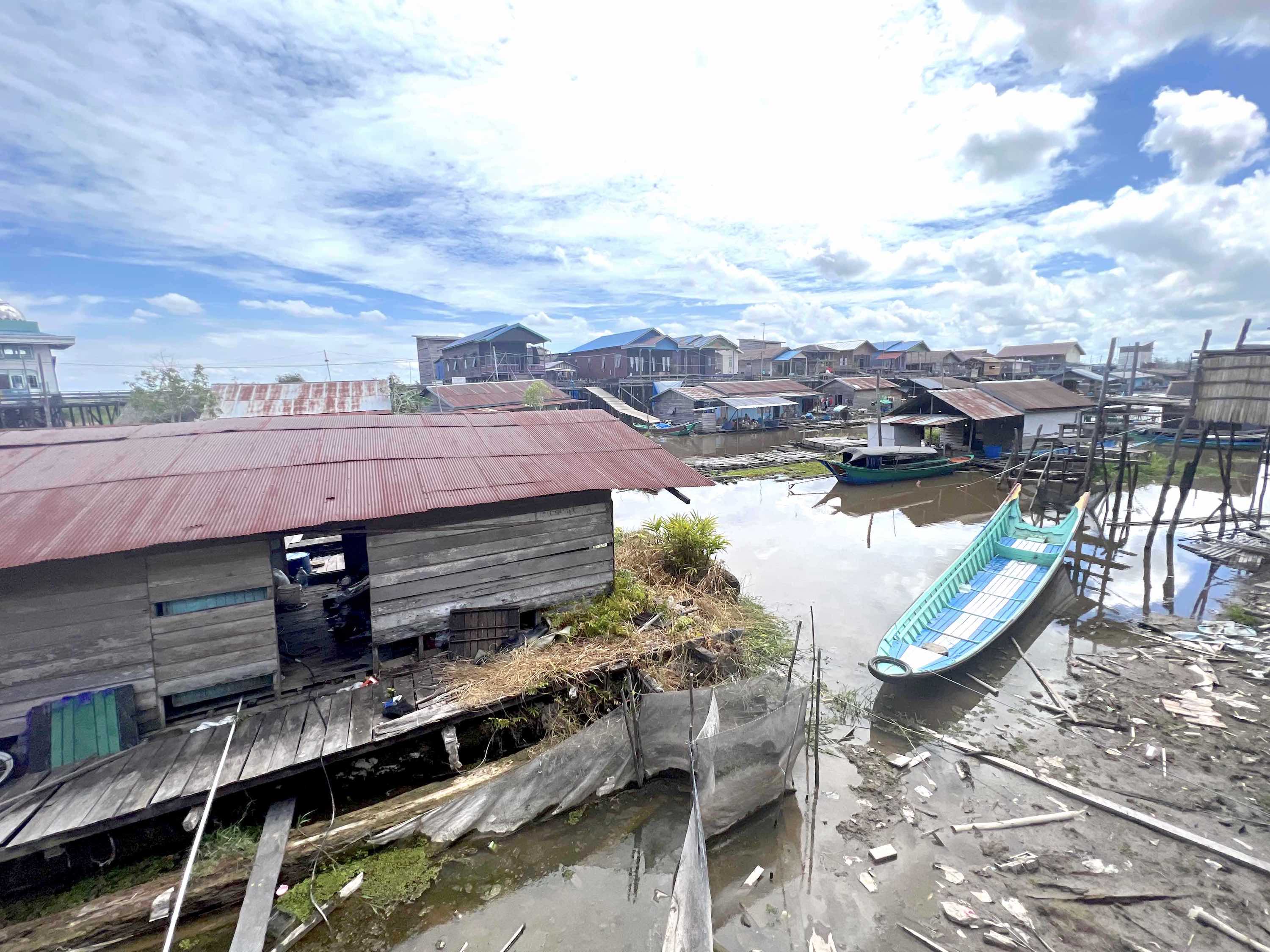 Permukiman di Desa Muara Enggelam didominasi rumah yang berdiri di bantaran sungai. Menyisakan masalah sanitasi. FOTO: FEL GM-KALTIMKECE.ID