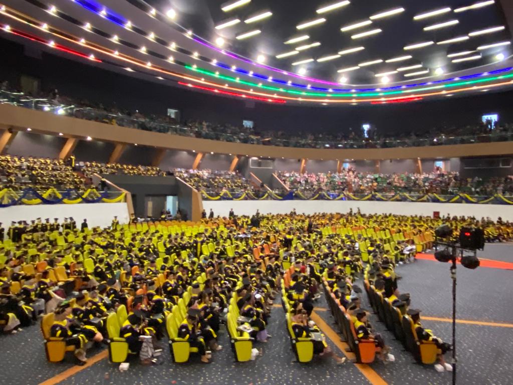 Wisuda UPBJJ UT Kaltim dianggap sebagai prosesi wisuda UT paling megah se-Indonesia. FOTO: GIARTI IBNU LESTARI-KALTIMKECE.ID. 