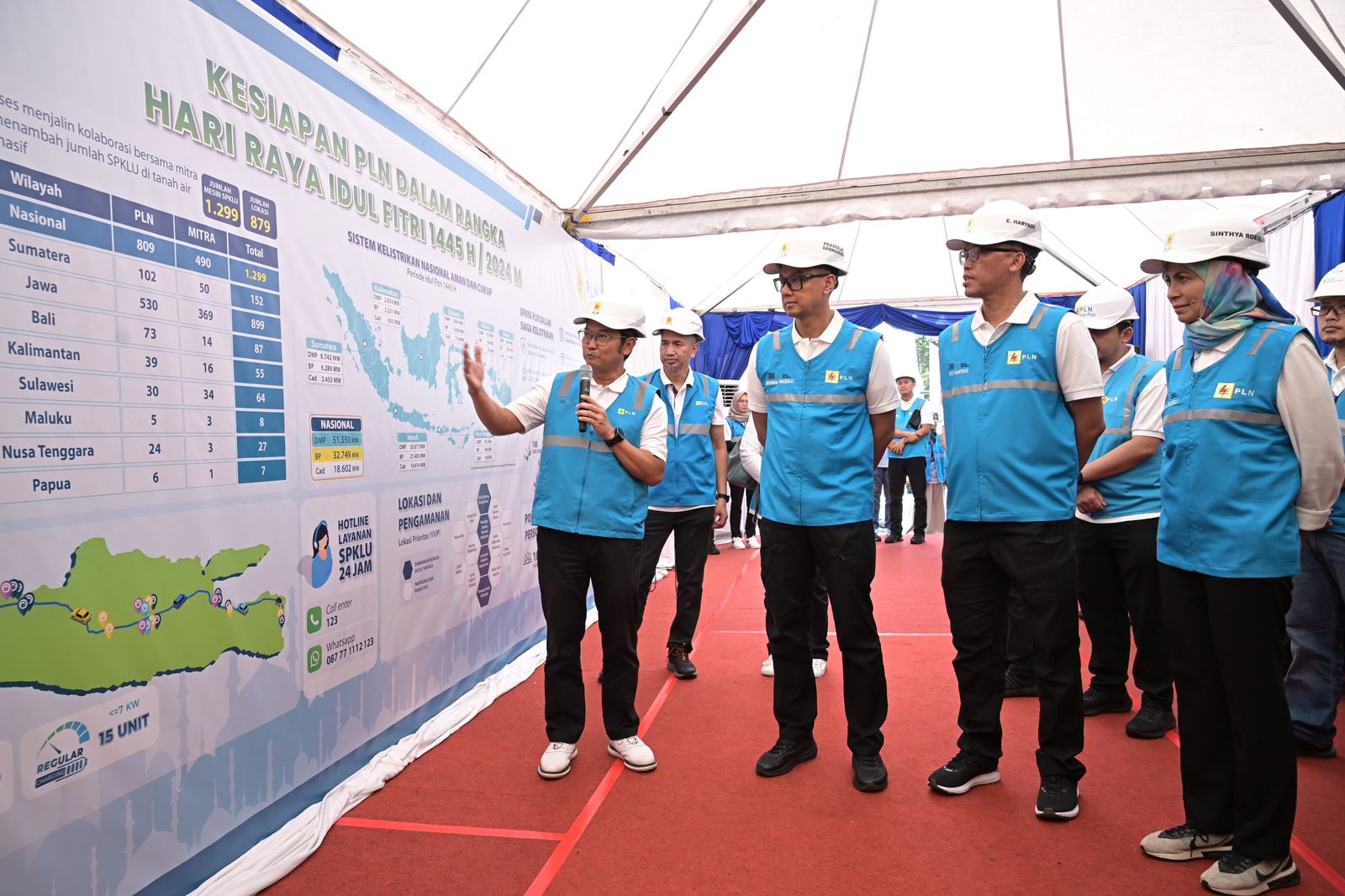 Direktur Utama PLN, Darmawan Prasodjo (ketiga dari kiri) didampingi Direktur Transmisi dan Perencanaan Sistem PLN, Evy Haryadi (kedua dari kanan) dan Direktur Keuangan PLN, Sinthya Roesly (kanan) mendengarkan paparan kesiapan infrastruktur SPKLU secara nasional dari Executive Vice President Penjualan dan Pelayanan Pelanggan Retail PLN, Tony Bellamy (kiri). FOTO: ISTIMEWA. 