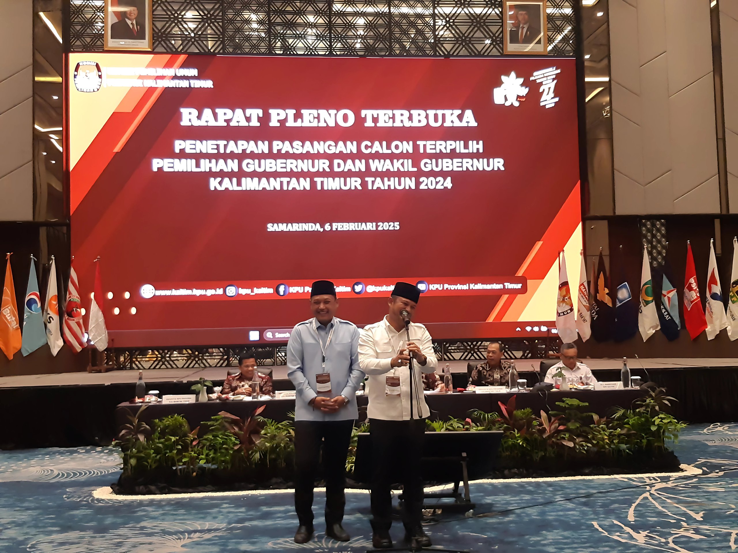 Rudy-Seno saat menyampaikan pidato usai ditetapkan sebagai gubernur dan wakil gubernur terpilih oleh KPU Kaltim, di Hotel Mercure, Samarinda, Kamis, 6 Februari 2024. FOTO: M AL FATIH-KALTIMKECE.ID