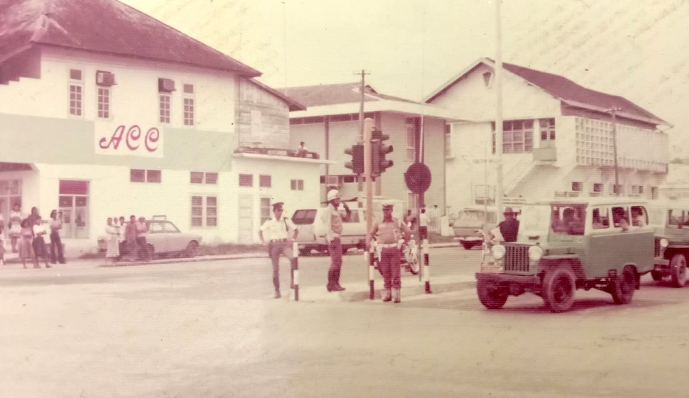 Suasana lalu lintas di Balikpapan pada 1970-an. Polisi lalu lintas sedang bertugas ketika sebuah angkutan kota melintas. FOTO: ARSIP MILIK FIRMAN SEMBIRING MELIALA