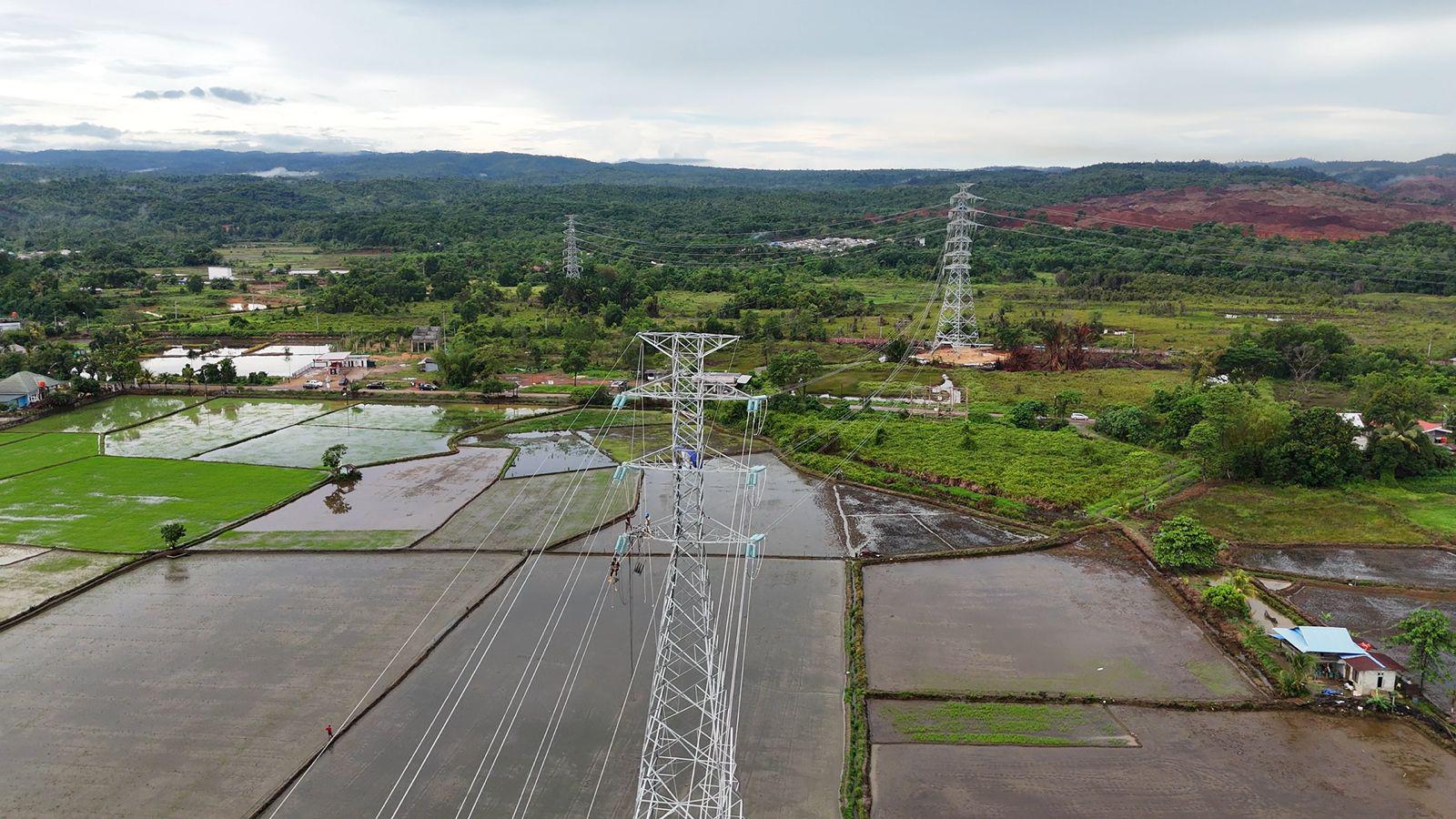 Foto udara tower transmisi Saluran Udara Tegangan Tinggi (SUTT) 150 kilovolt (kV) GI Kolaka-PT Antam Pomala di Desa Puuroda, Kecamatan Baula, Kabupaten Kolaka, Sulawesi Tenggara. FOTO; ISTIMEWA. 