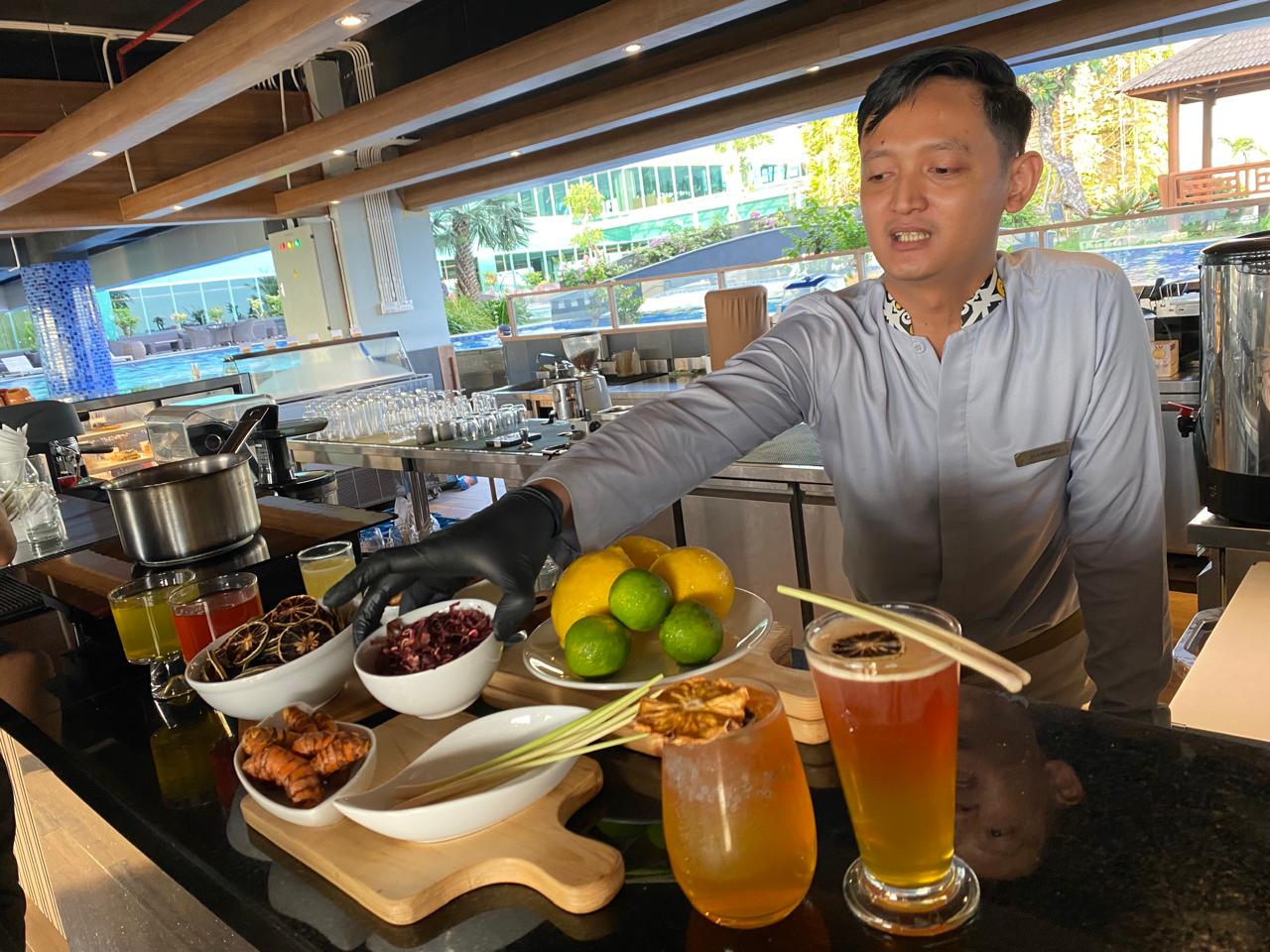 Bar Captain di FUGO Hotel Samarinda, Harimbo Priambodo menjadi kreator di balik kehadiran Nanjan Menteng. FOTO; GIARTI IBNU LESTARI-KALTIMKECE.ID. 