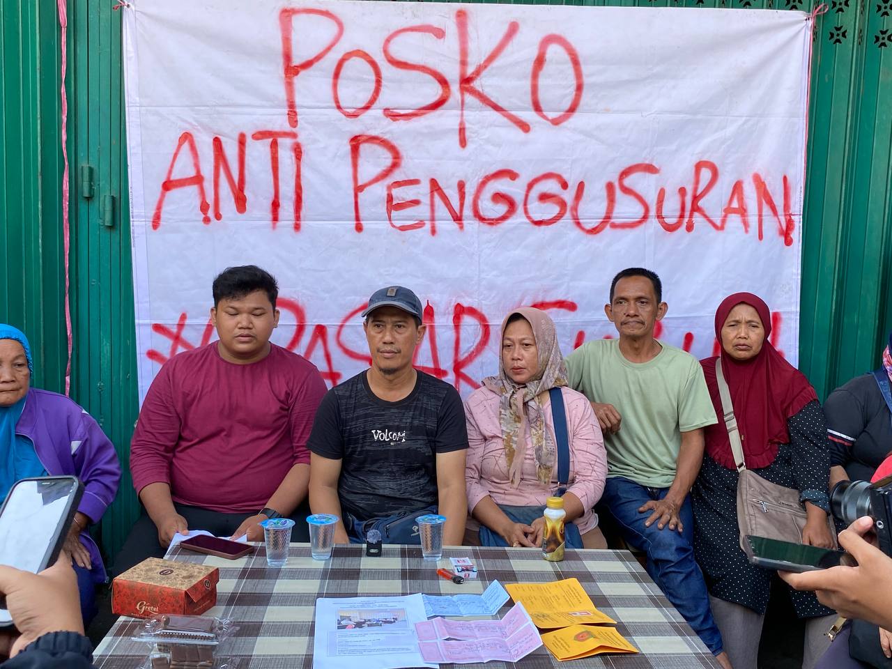 Sejumlah pedagang saat menggelar pertemuan di depan Posko Antipenggusuran yang berada di dalam Pasar Subuh, Ahad, 4 Mei 2025. FOTO: LA HAMSAH-KALTIMKECE.ID