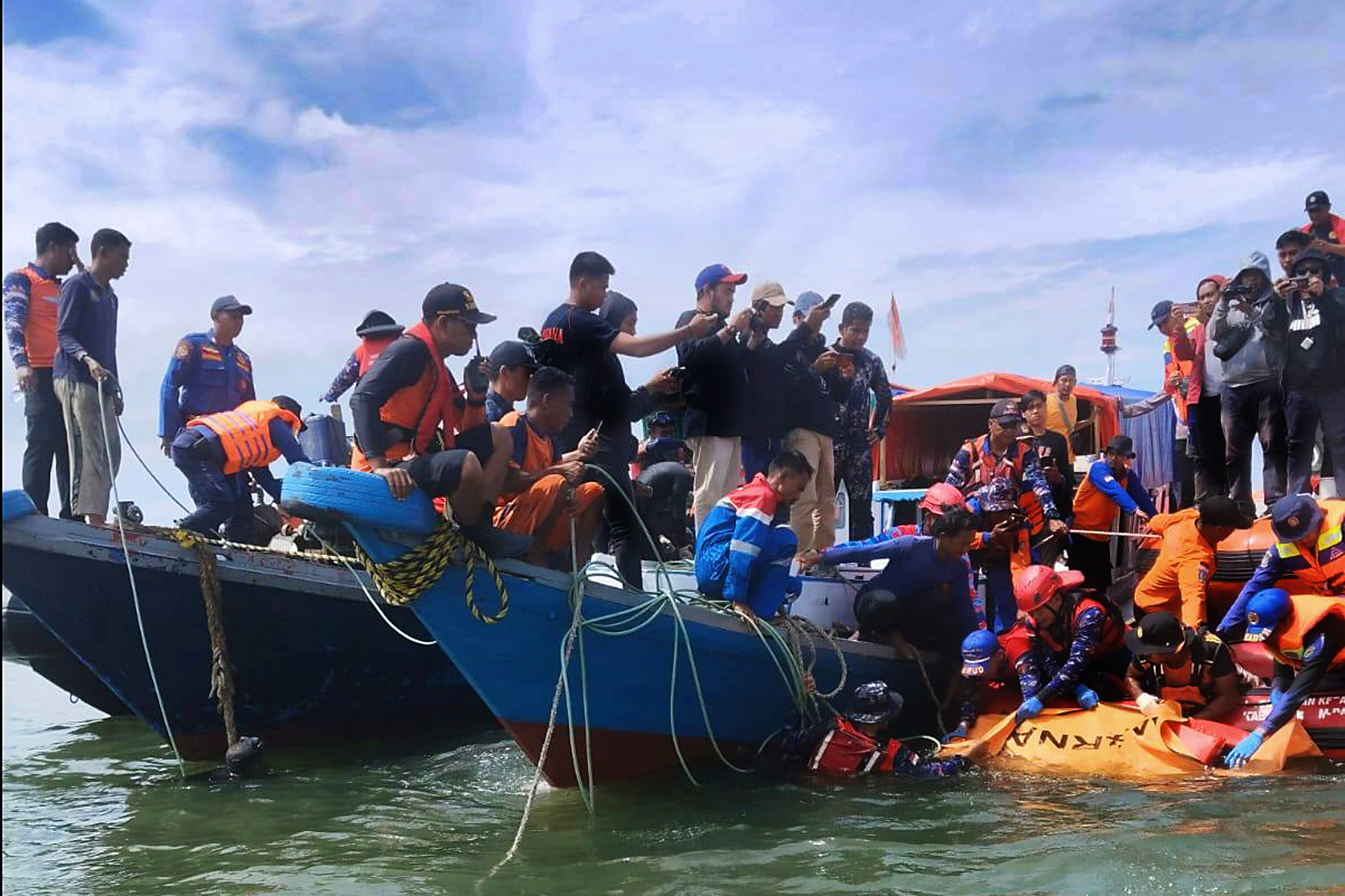 Tim SAR menemukan korban KMP Muchlisa berjenis kelamin perempuan yang diduga adalah Kahayu pada Rabu, 7 Mei 2025, pukul 10.35 Wita. Korban ditemukan dalam kondisi tak bernyawa. FOTO: ISTIMEWA