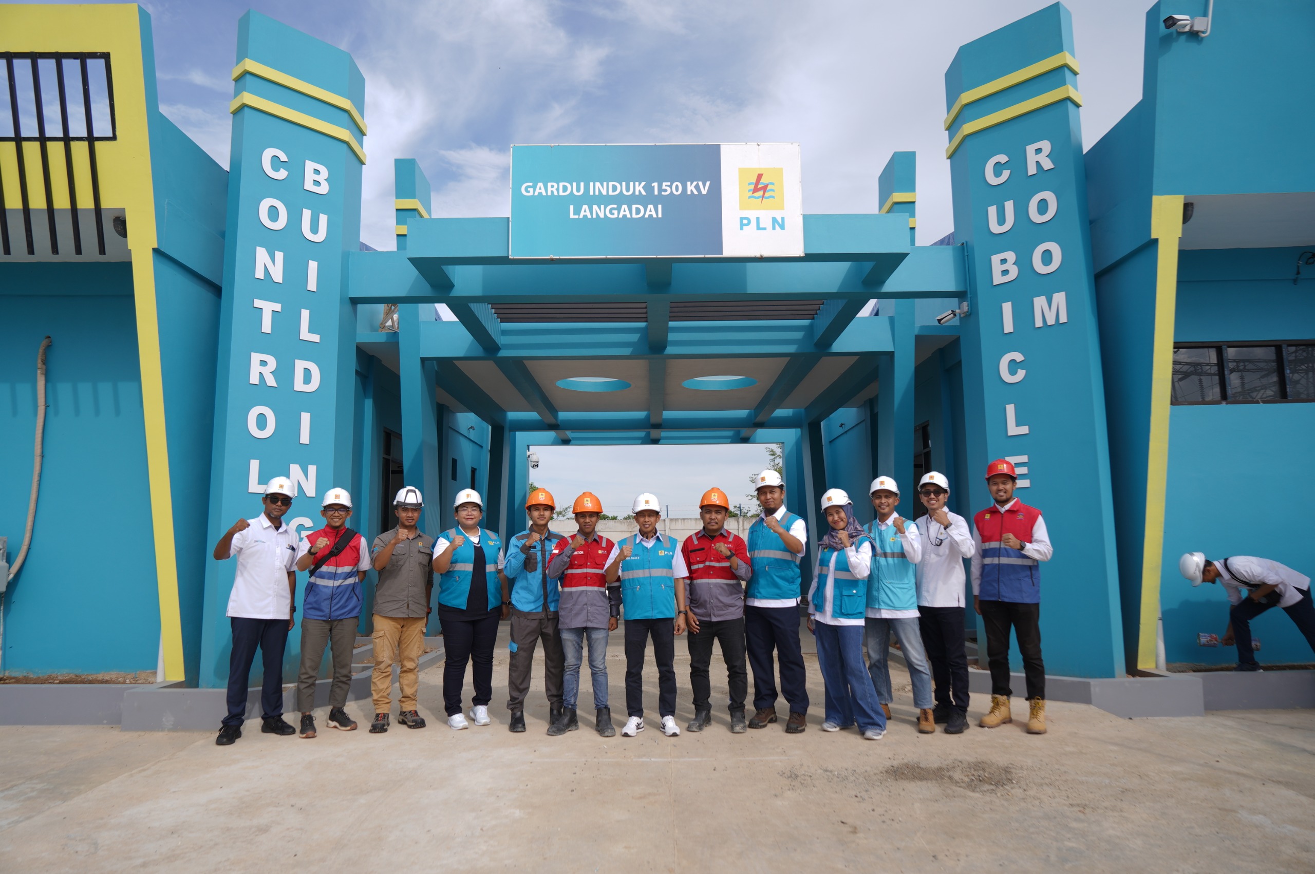 Jajaran Manajemen PLN UIP3B Kalimantan bersama Manajemen UPT Banjarbaru di Gardu Induk 150 KV Langadai, Kabupaten Kota Baru, Kalimantan Selatan. FOTO; ISTIMEWA. 