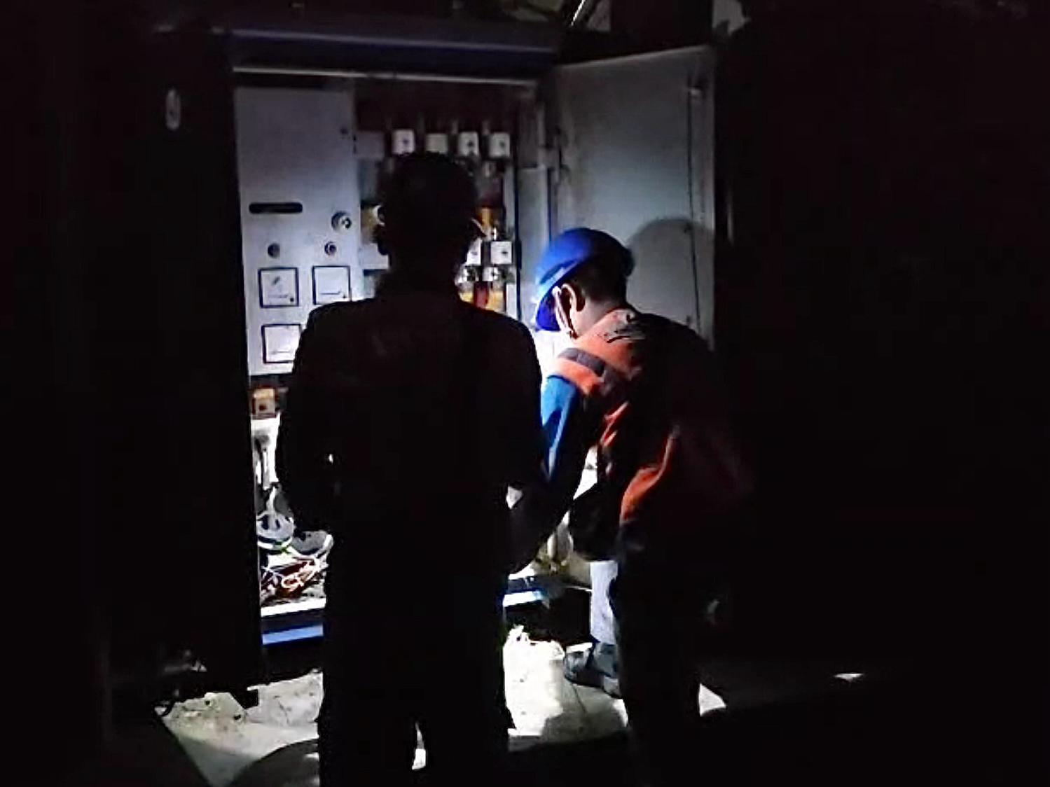 Petugas PLN memastikan jaringan distribusi aman untuk pemulihan masuknya tegangan listrik. FOTO; ISTIMEWA. 