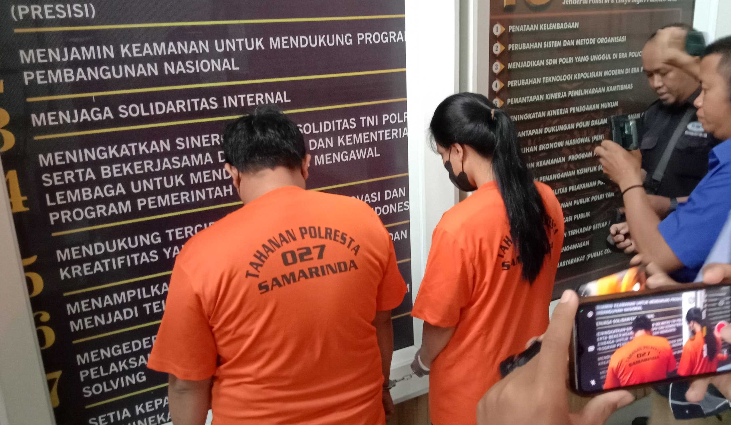 Orang tua yang mengurung dan menganiaya anak ditahan di Markas Polresta Samarinda. FOTO: MUHAMMAD AL FATIH-KALTIMKECE.ID