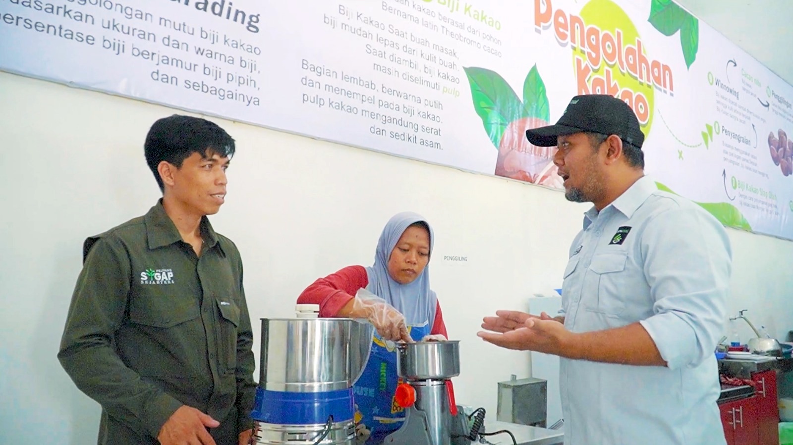 Cokelat yang dihasilkan dari petani binaan Berau Coal diolah menjadi produk unggulan Rumah Cokelat Kulanta. FOTO: PT BERAU COAL 
