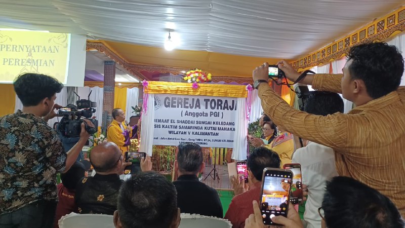 Gereja Toraja masih memakai tenda saat peresmian Jemaat El Shaddai Sungai Keledang. FOTO: ISTIMEWA