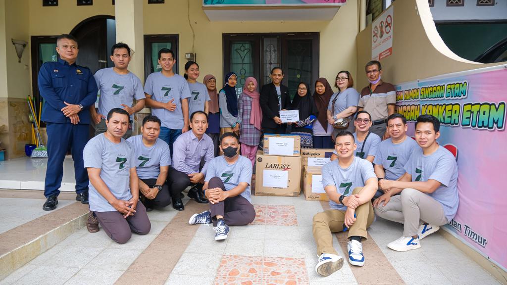 Midtown Hotel Samarinda berbagi kebahagiaan di Rumah Singgah Kanker Etam. FOTO: ISTIMEWA. 