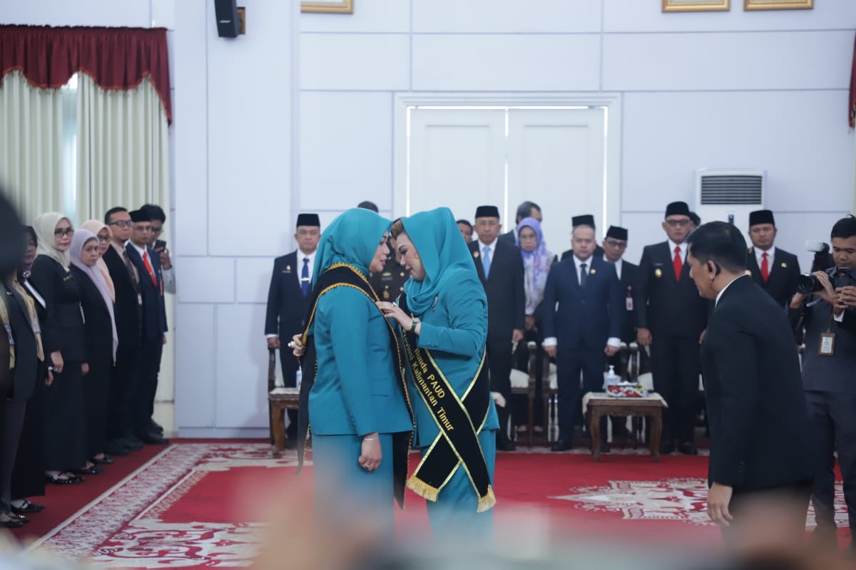 Pengukuhan jabatan Ketua TP PKK, Ketua TP Posyandu, Ketua Dekranasda, dan Bunda PAUD Kukar periode 2025-2030, Andi Deska Pradifa, oleh Ketua TP PKK Kaltim, Syarifah Suraidah. FOTO; ISTIMEWA. 