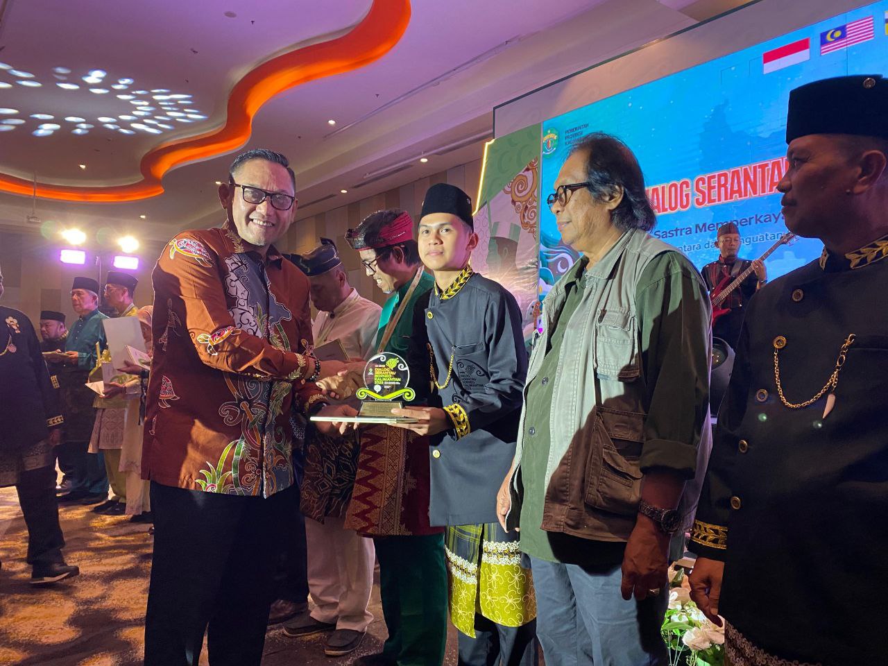 Wakil Gubernur Kaltim Seno Aji (kiri) memberikan cindera mata kepada perwakilan peserta. FOTO: GIARTI IBNU LESTARI - KALTIMKECE.ID