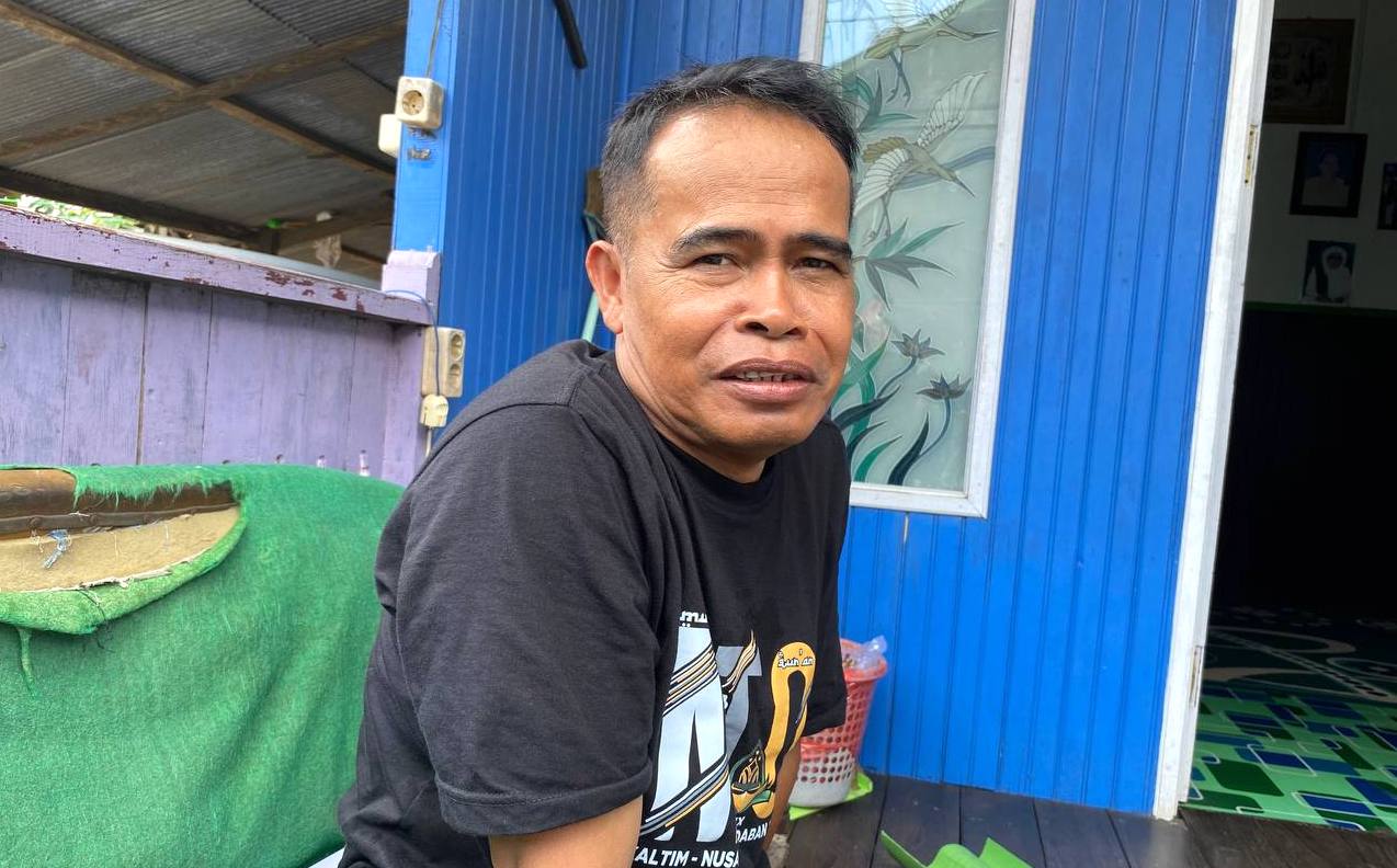 Muhammad Kursani Jawawi, ketua RT 34, Kelurahan Air Hitam, Samarinda Ulu, sekaligus pemilik lahan di kolam yang digunakan warga. FOTO: LA HAMSAH-KALTIMKECE.ID