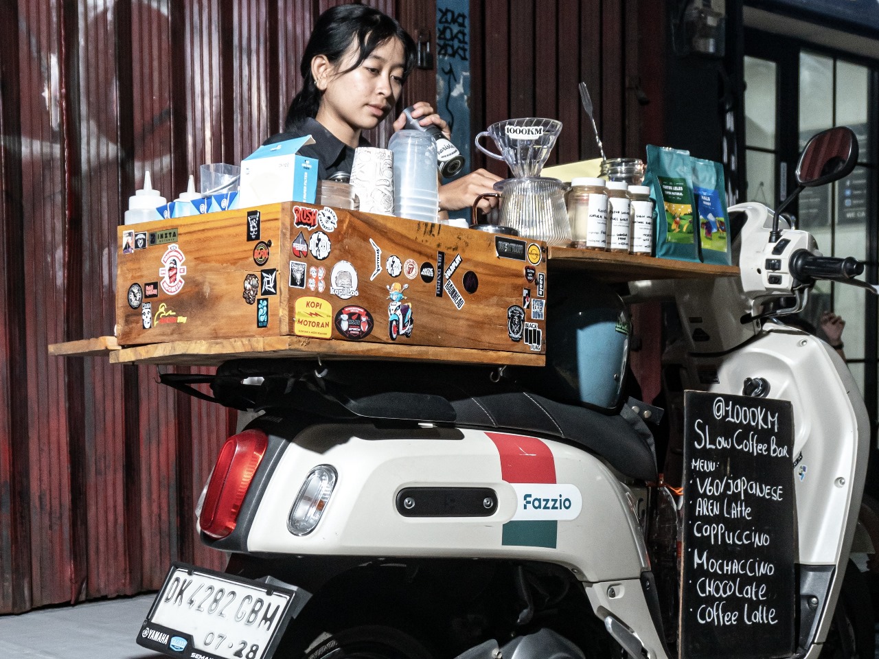 Caroline tidak menjual kopi instan, melainkan mengusung konsep Slow Bar Coffee. FOTO; ISTIMEWA. 