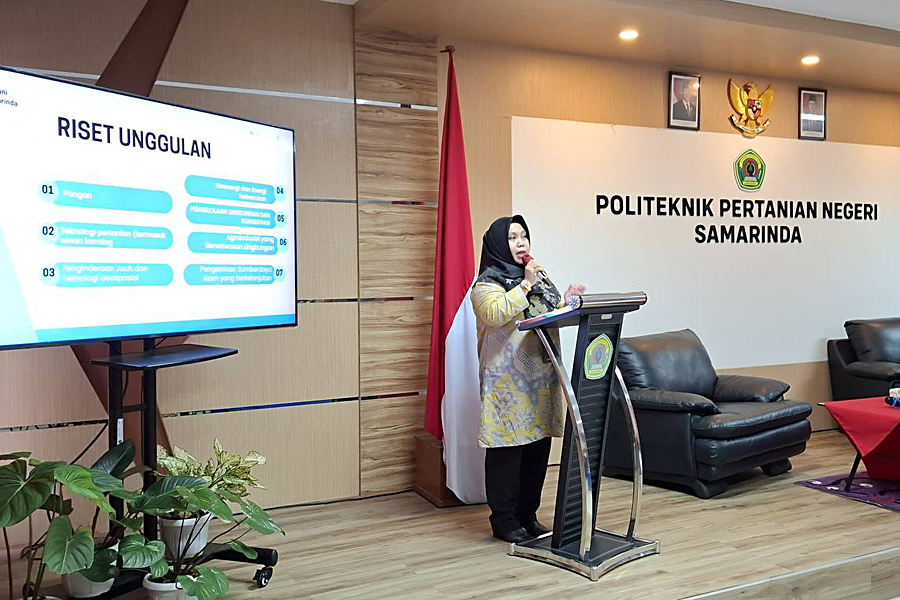 Pengajar di Program Studi Teknologi Hasil Perkebunan, Politani Samarinda, Andi Lisnawati saat memaparkan riset unggulan Politani di hadapan Stella Christie. FOTO: LA HAMSAH-KALTIMKECE.ID