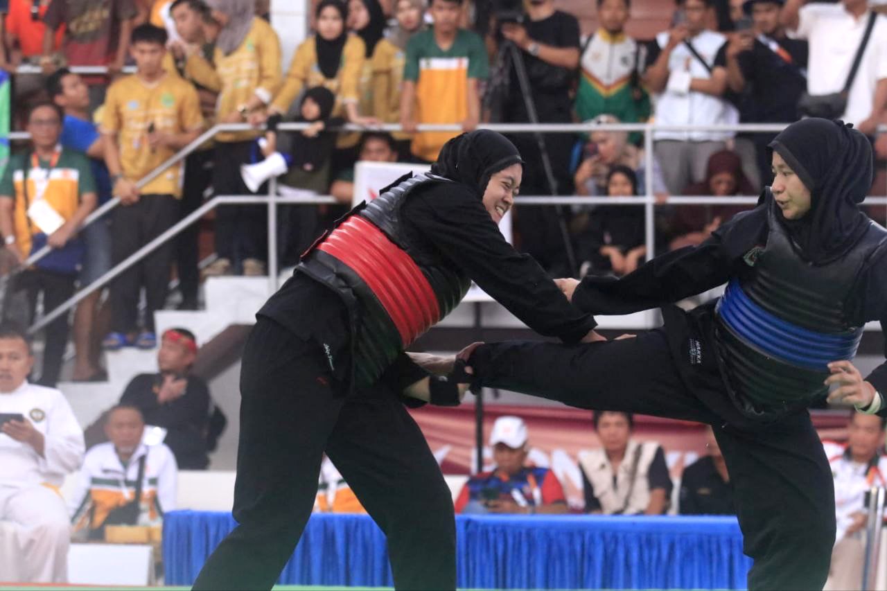 Dinda Nuraidha (biru), pesilat Kaltim saat melakoni partai final dan meraih medali emas PON XXI/2024 Aceh-Sumut. FOTO: ISTIMEWA.