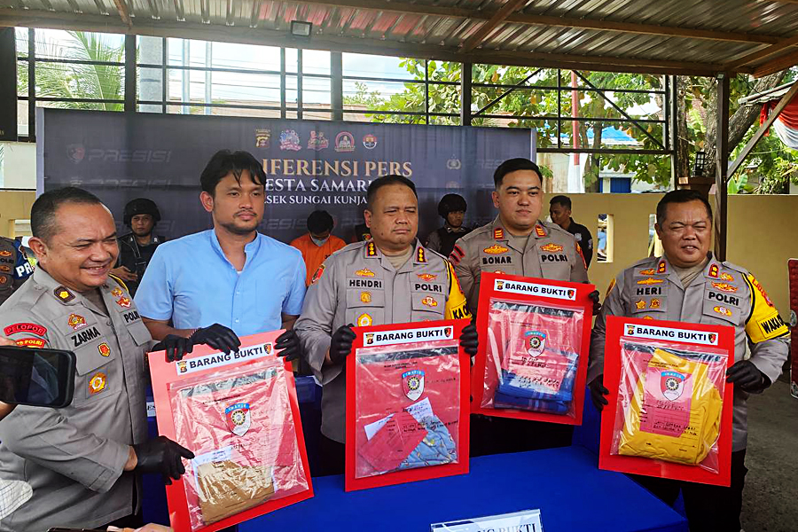 Jajaran kepolisian dari Polresta Samarinda dan Polsek Sungai Kunjang saat memperlihatkan barang bukti di halaman Mapolsek Sungai Kunjang, pada Selasa, 29 Juli 2025. FOTO: LA HAMSAH-KALTIMKECE.ID Jajaran kepolisian dari Polresta Samarinda dan Polsek Sungai Kunjang saat memperlihatkan barang bukti di halaman Mapolsek Sungai Kunjang, pada Selasa, 29 Juli 2025. FOTO: LA HAMSAH-KALTIMKECE.ID