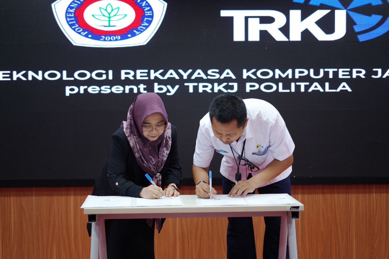 Prosesi penandatanganan nota kesepahaman (MoU) antara Politala dan PLN yang berlangsung di auditorium kampus Politala, menandai langkah awal kerja sama resmi antar kedua institusi. FOTO; ISTIMEWA. 