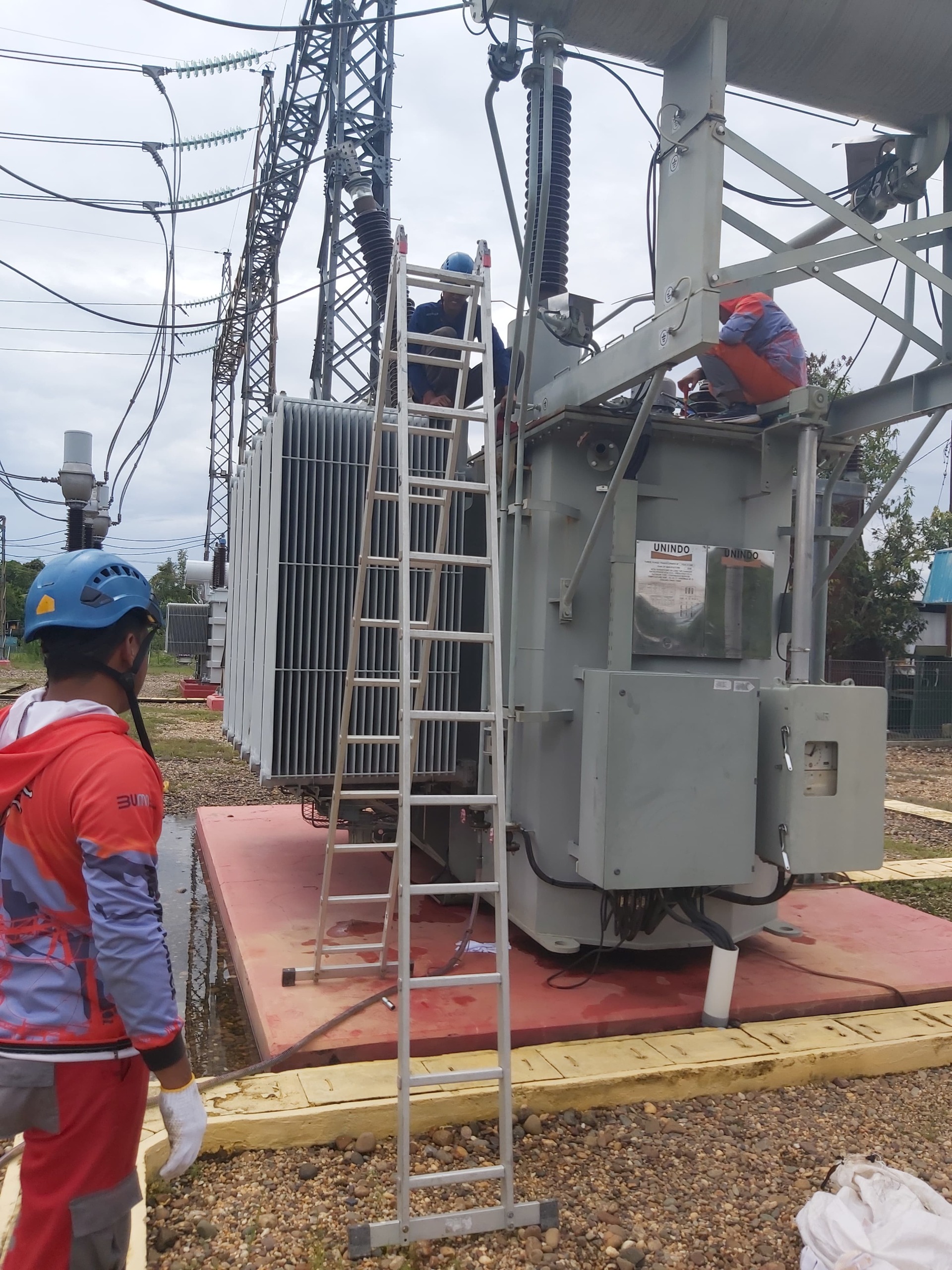 Para petugas PLN saat melakukan final check penggantian minyak On Load Tap Changer (OLTC) pada Trafo-2 di Gardu Induk (GI) 150 kV Selat, Kabupaten Kapuas, Kalimantan Tengah. FOTO; ISTIMEWA. 