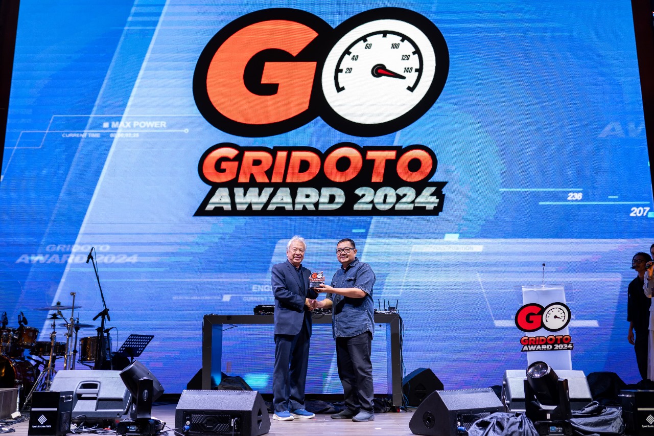 Pencapaian luar biasa Yamaha di ajang GridOto Award 2024 (GOA 2024) turut diwarnai dengan keberhasilan CEO Yamaha, Dyonisius Beti, yang meraih Special Award sebagai Person of The Year. FOTO; ISTIMEWA. 