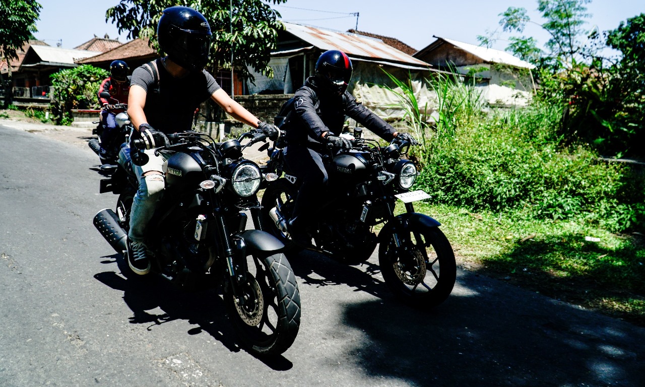 Menikmati pesona alam dan udara segar menghadirkan suasana yang refreshing ditemani XSR 155. FOTO: ISTIMEWA. 